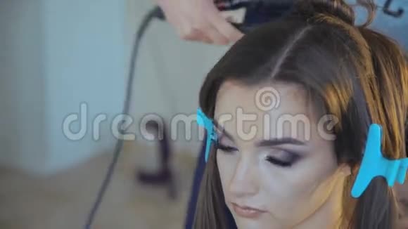 理发师用矫直机在美容美发店里理发视频的预览图