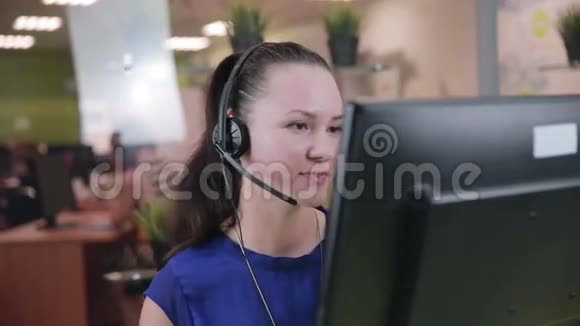 在一间干净明亮的办公室的呼叫中心里的白人女人视频的预览图