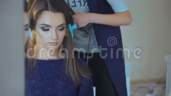 聪明的女人在美容院做发型视频的预览图