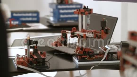 现代机械玩具机器人操作与转动视频的预览图