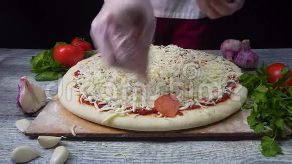 厨师准备披萨框架披萨店准备食物披萨厨师厨师在商业厨房辗转比萨饼面团视频的预览图