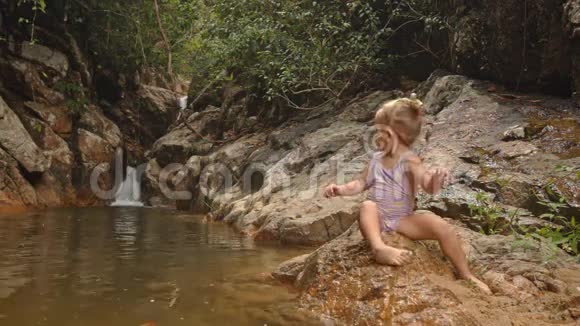 石父中的小金发女郎坐在巴拿马河边视频的预览图