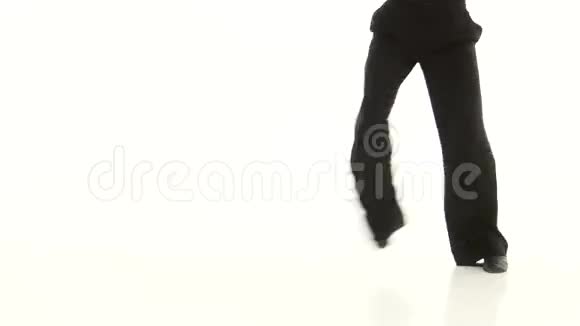 白人工作室里拉丁舞元素的人腿视频的预览图