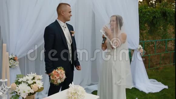 新娘在婚礼上宣誓视频的预览图