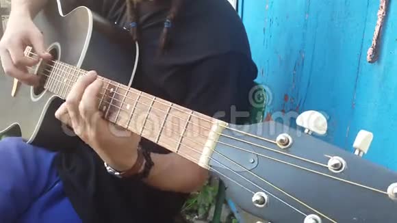 吉他手弹吉他歌曲视频的预览图