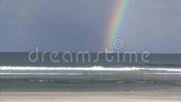 彩虹过棕榈滩昆士兰黄金海岸澳大利亚视频的预览图
