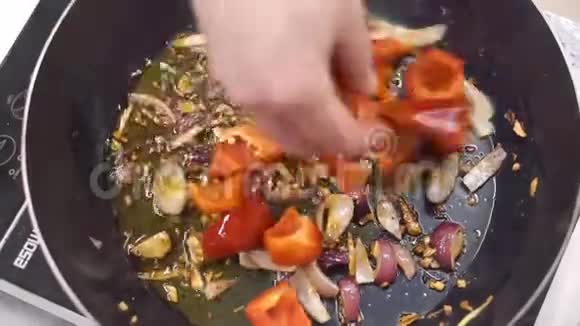 在锅里煎蔬菜削减厨师正在煎切好的白洋葱在平底锅里切碎的煎炸锅蒸视频的预览图