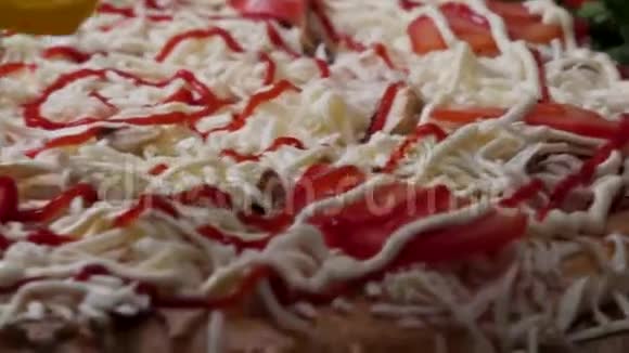 做披萨慢动作框架用奶酪番茄酱香肠和芥末做披萨厨师的工作这就是视频的预览图