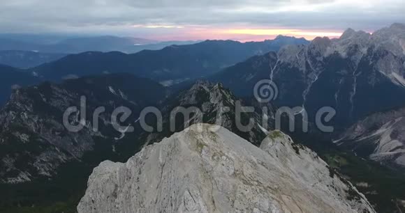 翻越山峰朝日出视频的预览图