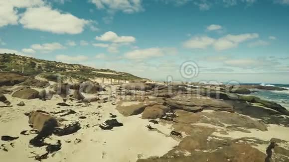 第一人称视角波夫4k拍摄的海洋岩石海滩阳光明媚的一天视频的预览图