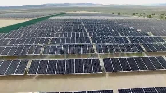 替代能源太阳能电池板农场自然环境日落颜色可再生能源概念视频的预览图