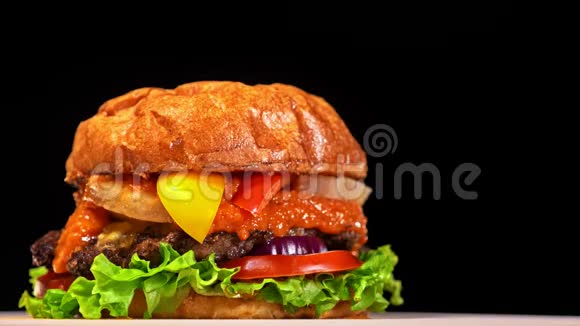 酷美丽新鲜多汁的熟食汉堡旋转转盘非常美味的空气面包和大理石牛肉餐厅视频的预览图
