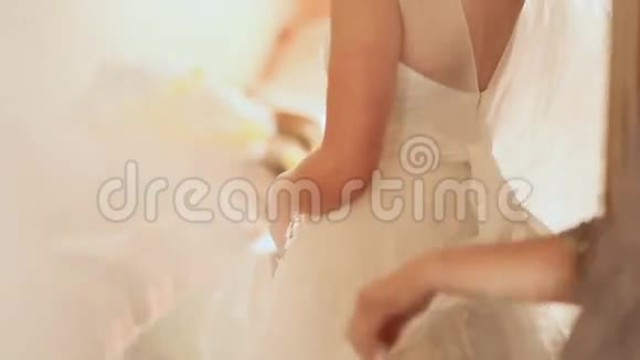 妈妈帮新娘穿婚纱视频的预览图