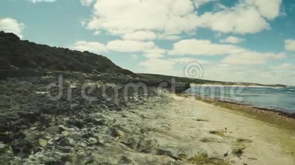 漫步在海洋岩石沙滩上拍摄于4k第一人称POV视角视频的预览图