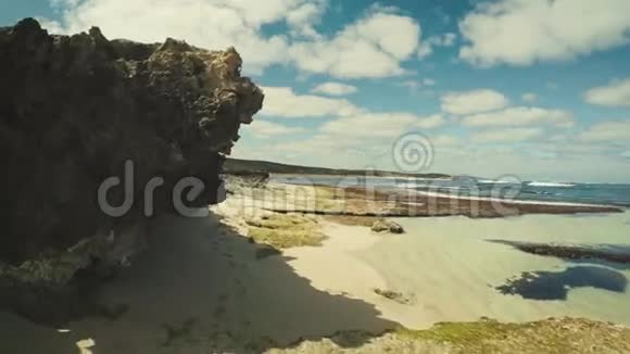 美丽的岩石海洋海滩与大浪和泥塑4k第一人称视角POV拍摄视频的预览图