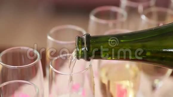 婚宴上服务员手中的托盘上放着酒杯香槟视频的预览图