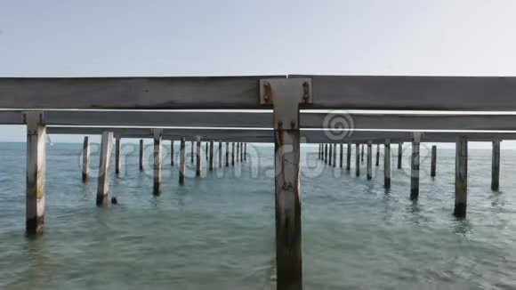开阔的海水中的形而上学码头视频的预览图