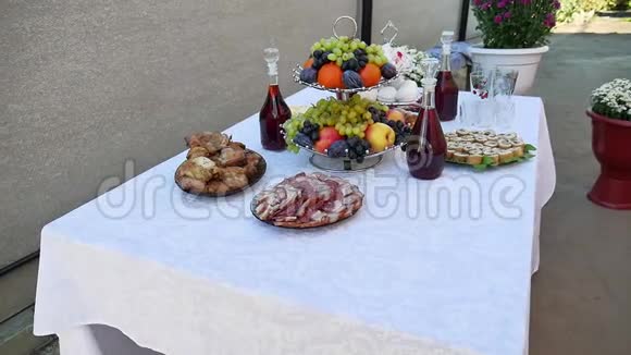 自助餐桌上各种沙拉自助餐桌户外葡萄酒肉类和水果视频的预览图