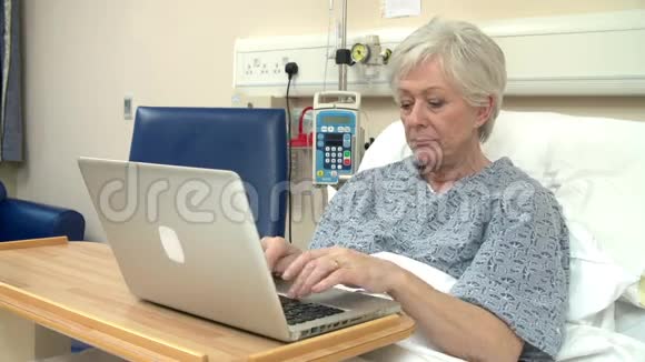 医生坐在女性病人的病床上视频的预览图