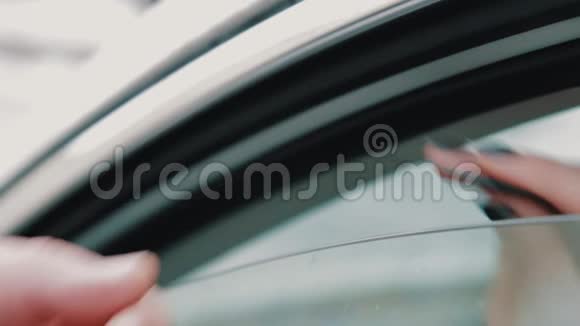 女性手把SD记忆卡给男人在打开的车窗里视频的预览图