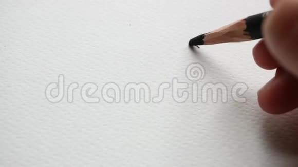 用木炭铅笔在白色帆布纸上手绘笑脸视频的预览图