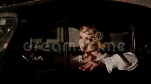 室内复古车的年轻女子视频的预览图