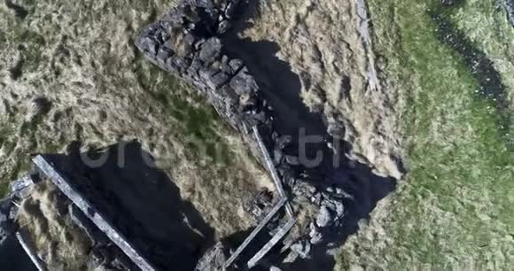 飞越冰岛海岸的维京废墟视频的预览图