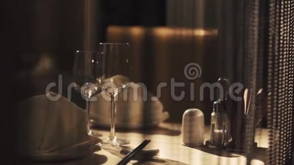 中餐厅桌上摆着盘子眼镜和筷子视频的预览图