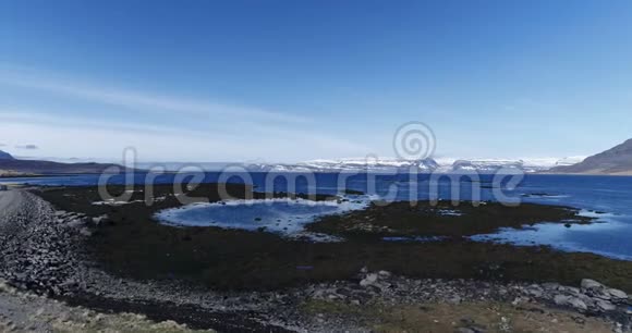 飞越冰岛海岸的维京废墟视频的预览图