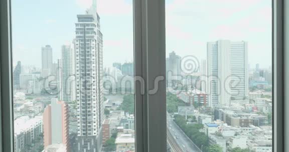 从建筑物的窗户和熙熙攘攘的道路和休息的女人洗澡泡沫泰国曼谷视频的预览图