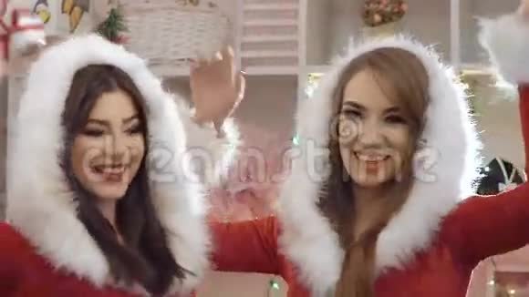 两位有趣的女士跳舞带着圣诞玩具微笑视频的预览图