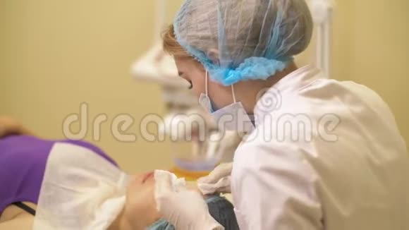 在面部护理程序前用湿棉布垫清洁女性皮肤美容院的女孩视频的预览图