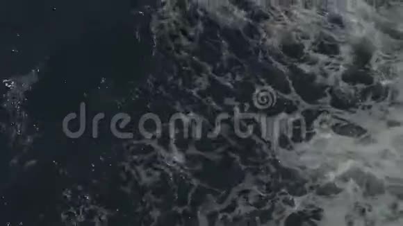 海面上快艇的尾迹视频的预览图