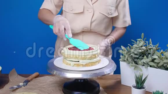 小企业和爱好概念女人做好吃的蛋糕视频的预览图