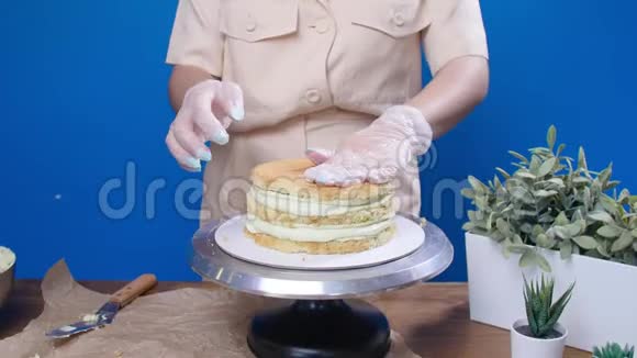 小企业和爱好概念女人做好吃的蛋糕视频的预览图