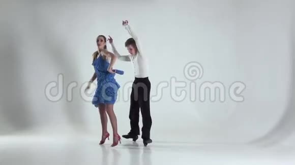 情侣在白色背景上跳交际舞影子慢动作视频的预览图