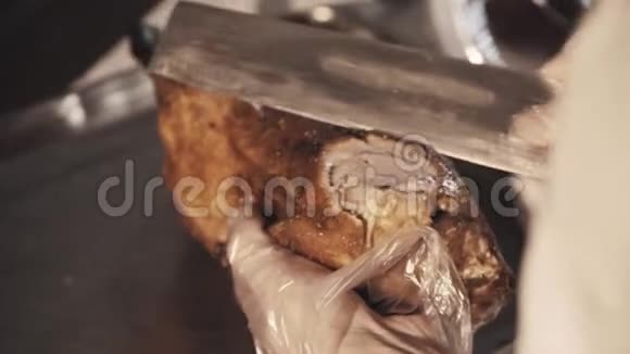 厨师手拿大刀烤中国尖鸭视频的预览图
