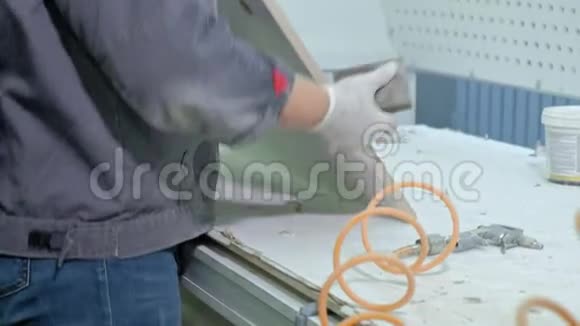 一个女人一个工人吐了门表面制作木门视频的预览图