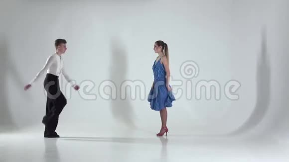 情侣在白色背景上跳伦巴舞影子慢动作视频的预览图