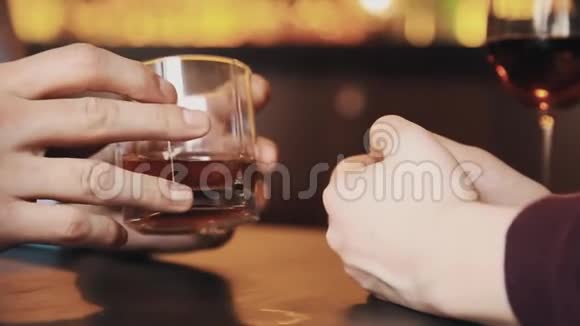 一对情侣在约会时谈论酒精饮料视频的预览图