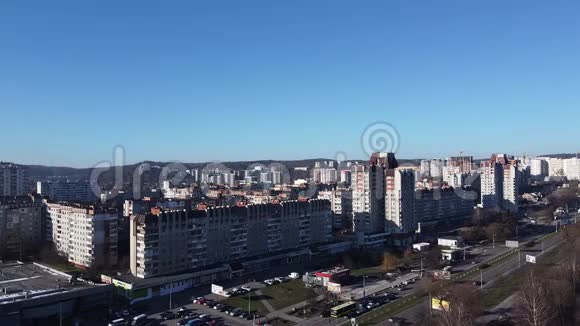 日落时乌克兰利沃夫的高空俯视图视频的预览图