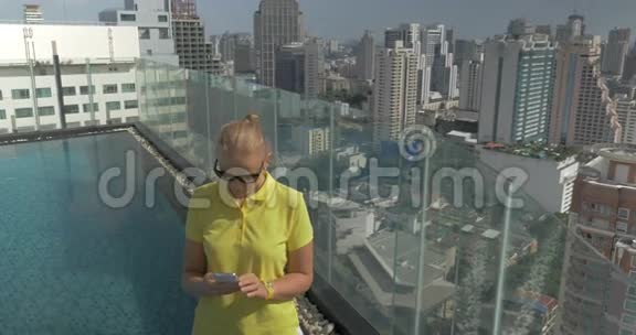 泰国曼谷一位女士在楼顶上自拍视频的预览图