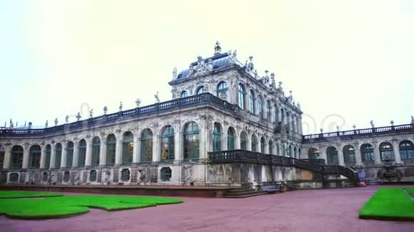 别致而雄伟的宫殿和公园建筑群在德累斯顿有绿色的草坪和喷泉视频的预览图