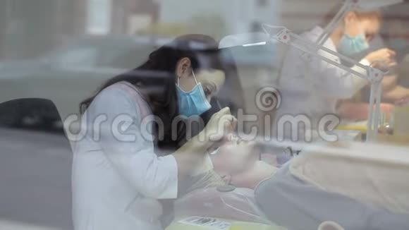 医生美容师执行矫正和升级睫毛的程序视频的预览图