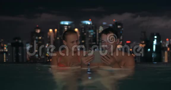 晚上在屋顶泳池有一对情侣视频的预览图
