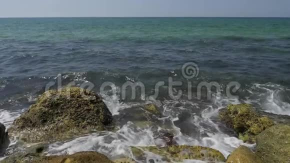 海浪冲击着岩石海岸视频的预览图