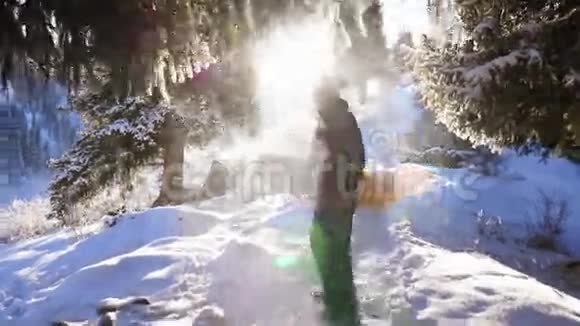 滑雪者冒险录像步行到雪山视频的预览图