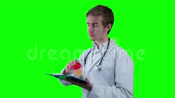男性医生检查医学分析检验尿液视频的预览图