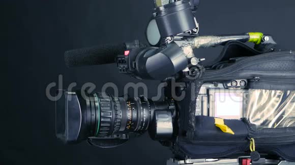 专业数码摄像机编码器隔离在黑色背景电视SRudio视频的预览图