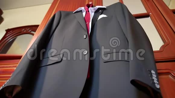 商务套装挂在架子上这件夹克挂在晨间的衣架上商人打算在室内工作视频的预览图